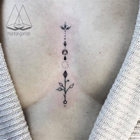 tatuajes en medio de los senos para mujeres|Ideas para un tatuaje en el medio de los senos:。